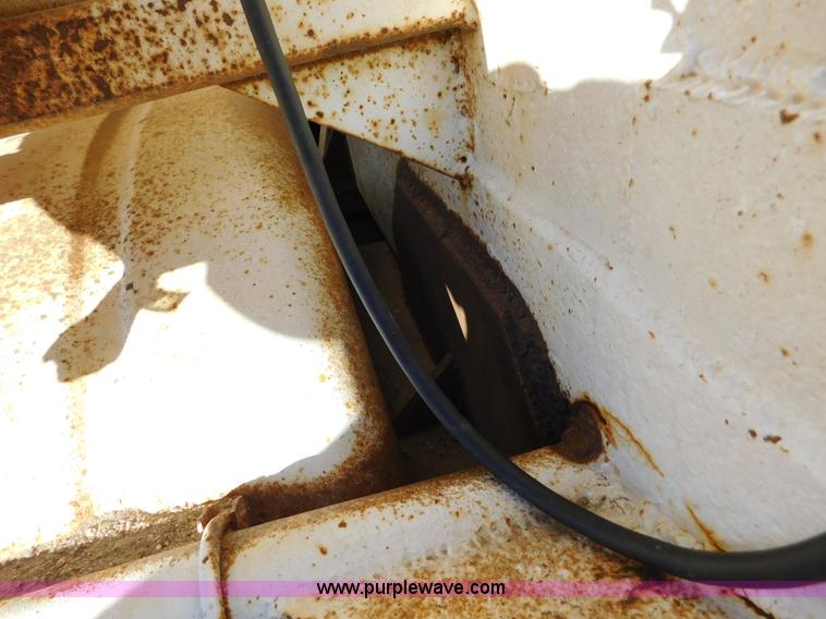 image for item J6838 1994 Falcon vacuum trailer