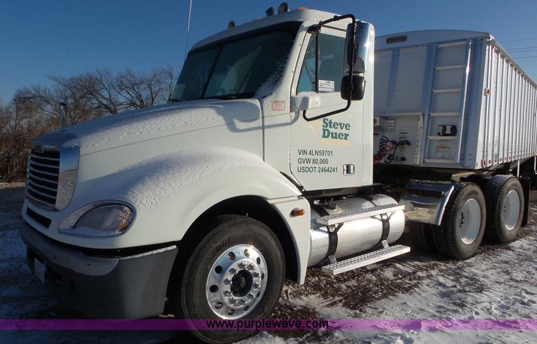 image for item J8396 2004 Freightliner Columbia semi truck