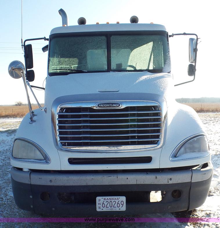 image for item J8396 2004 Freightliner Columbia semi truck