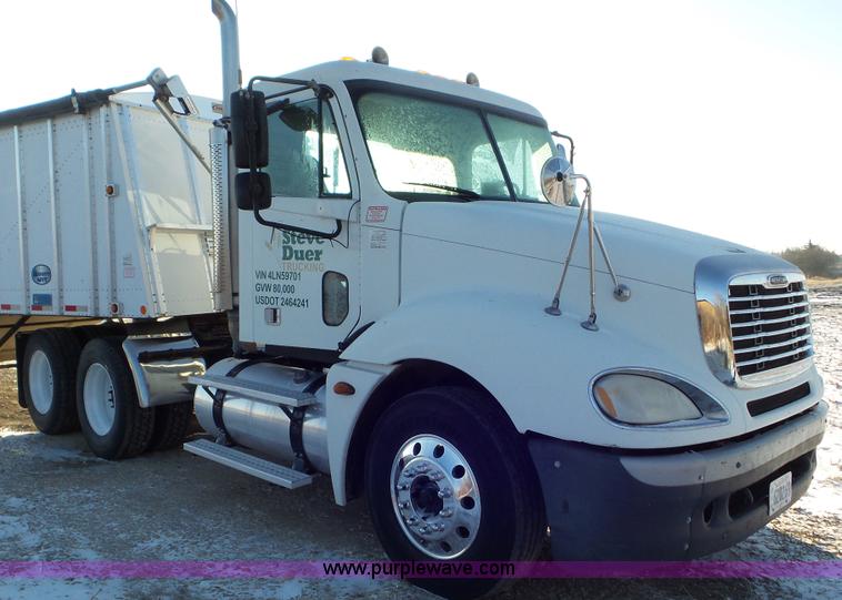 image for item J8396 2004 Freightliner Columbia semi truck