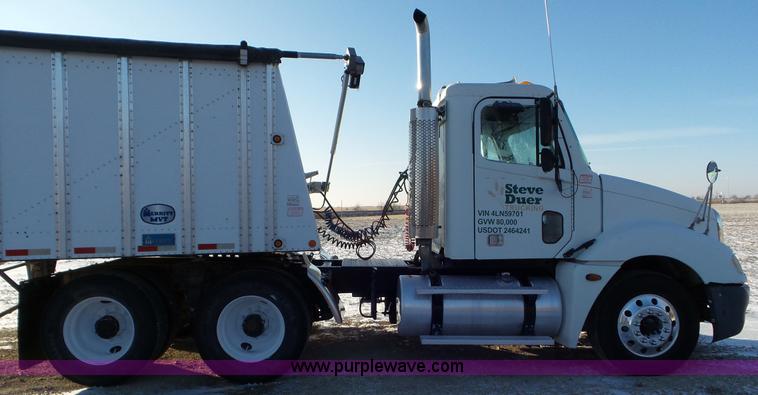 image for item J8396 2004 Freightliner Columbia semi truck