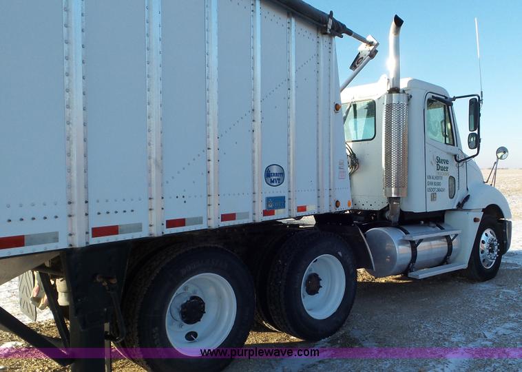 image for item J8396 2004 Freightliner Columbia semi truck