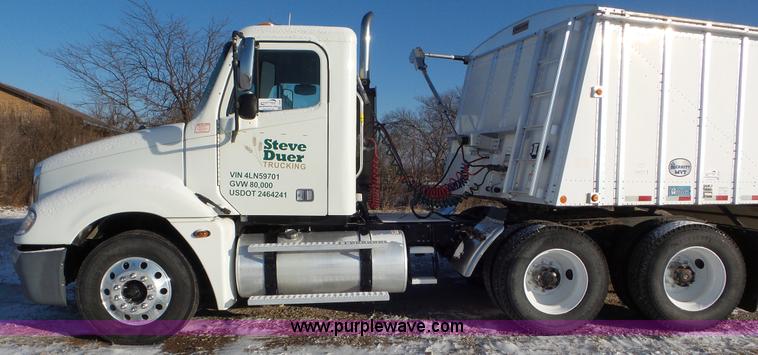 image for item J8396 2004 Freightliner Columbia semi truck