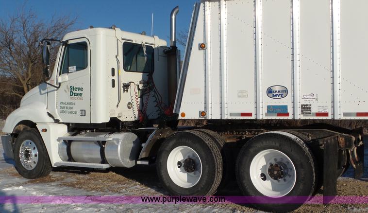 image for item J8396 2004 Freightliner Columbia semi truck