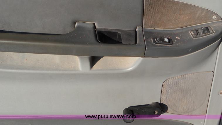 image for item J8396 2004 Freightliner Columbia semi truck