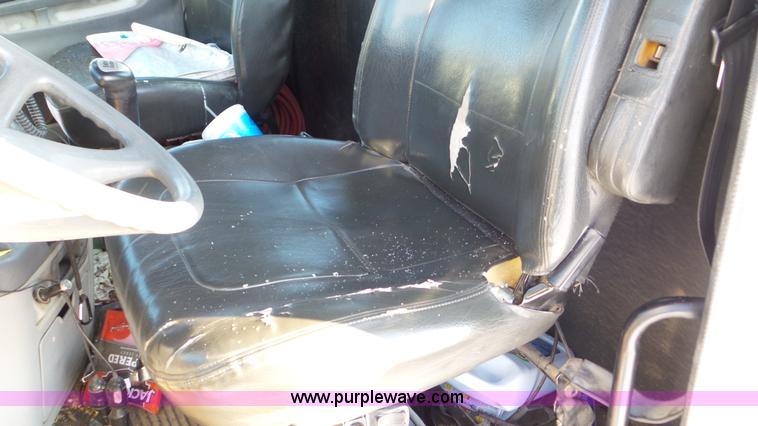 image for item J8396 2004 Freightliner Columbia semi truck