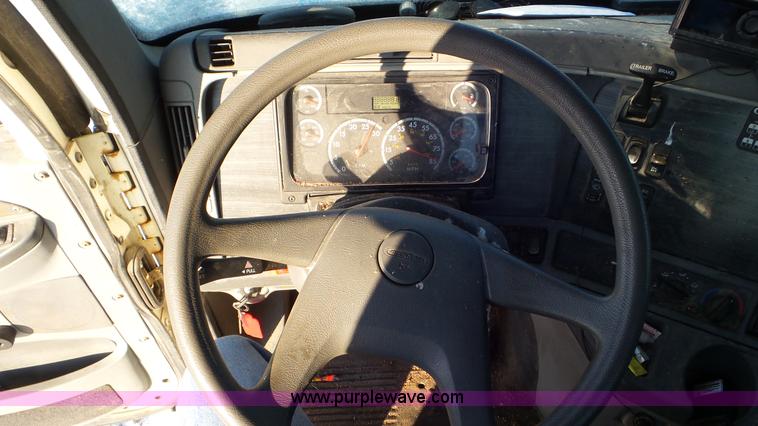 image for item J8396 2004 Freightliner Columbia semi truck