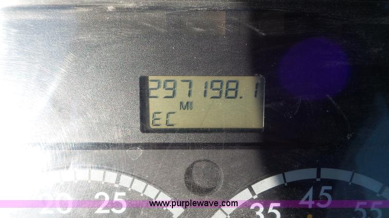 image for item J8396 2004 Freightliner Columbia semi truck