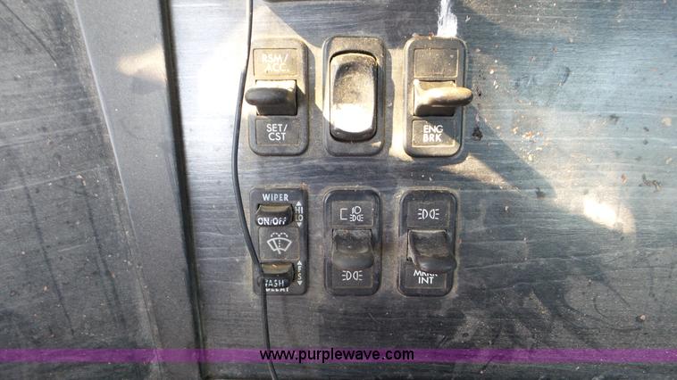 image for item J8396 2004 Freightliner Columbia semi truck