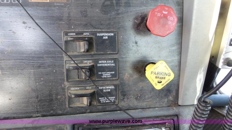 image for item J8396 2004 Freightliner Columbia semi truck