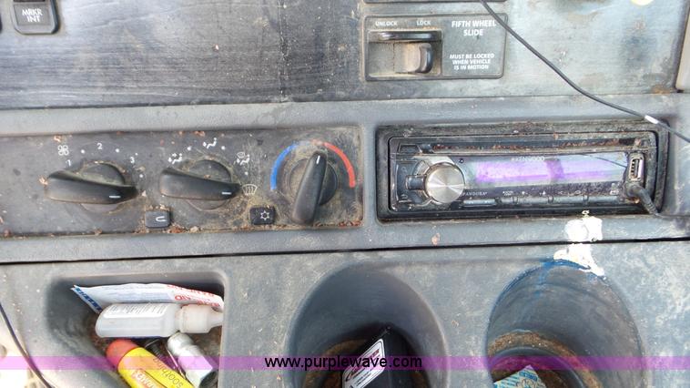 image for item J8396 2004 Freightliner Columbia semi truck