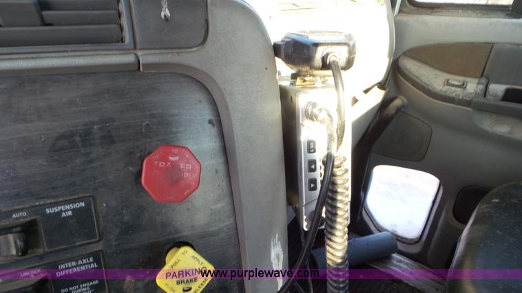 image for item J8396 2004 Freightliner Columbia semi truck