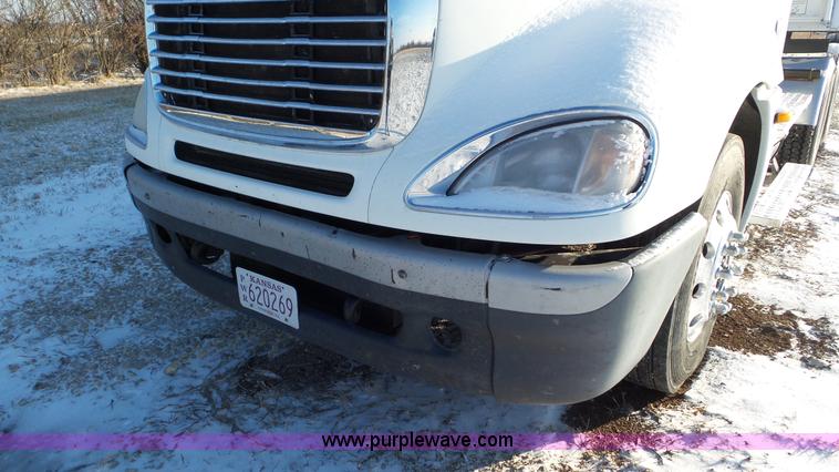image for item J8396 2004 Freightliner Columbia semi truck