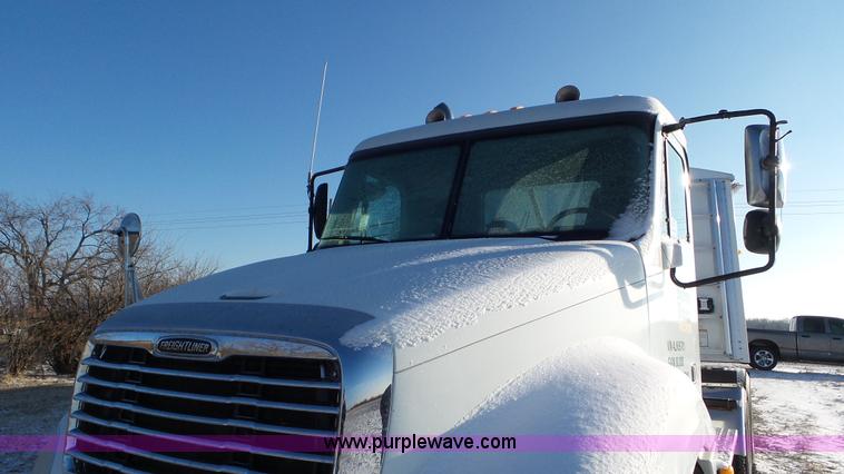 image for item J8396 2004 Freightliner Columbia semi truck