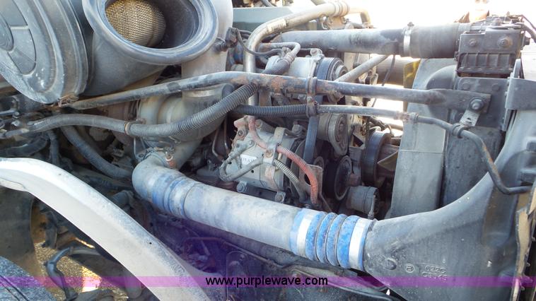 image for item J8396 2004 Freightliner Columbia semi truck