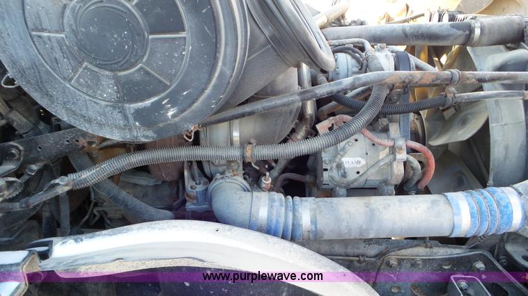 image for item J8396 2004 Freightliner Columbia semi truck