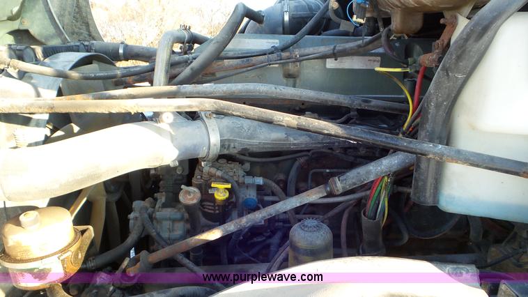 image for item J8396 2004 Freightliner Columbia semi truck