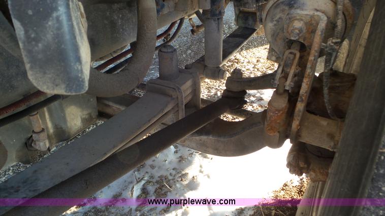 image for item J8396 2004 Freightliner Columbia semi truck