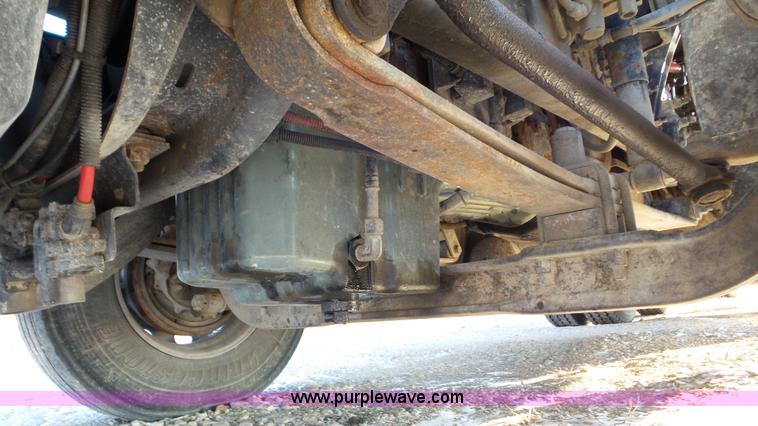 image for item J8396 2004 Freightliner Columbia semi truck