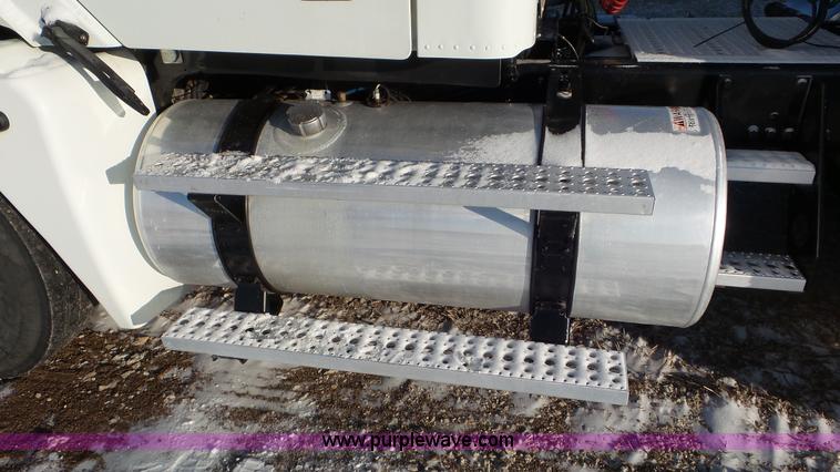 image for item J8396 2004 Freightliner Columbia semi truck