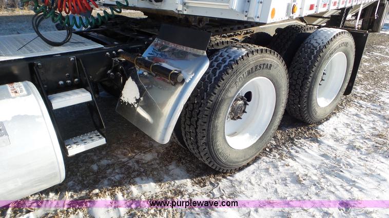 image for item J8396 2004 Freightliner Columbia semi truck