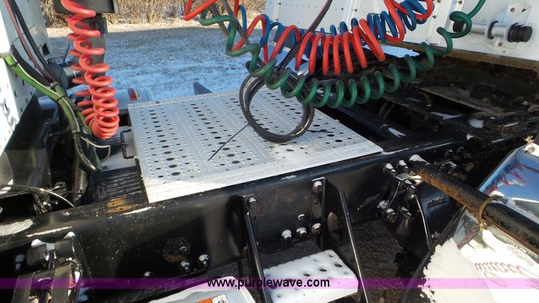 image for item J8396 2004 Freightliner Columbia semi truck