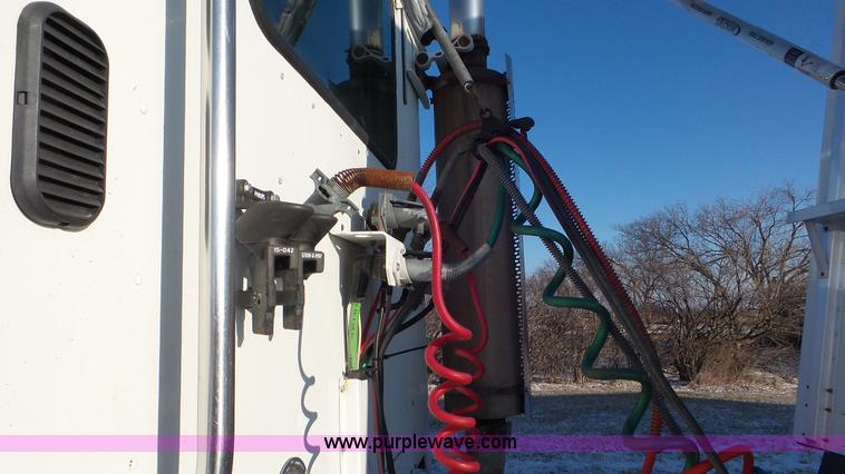 image for item J8396 2004 Freightliner Columbia semi truck