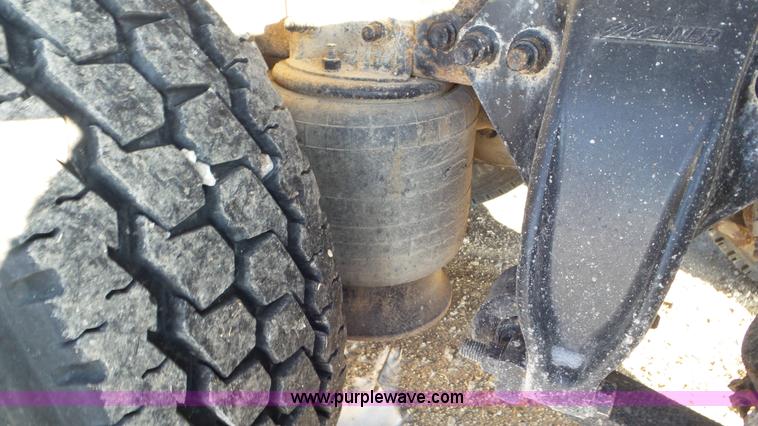 image for item J8396 2004 Freightliner Columbia semi truck