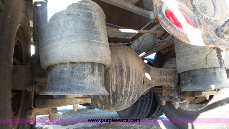 image for item J8396 2004 Freightliner Columbia semi truck