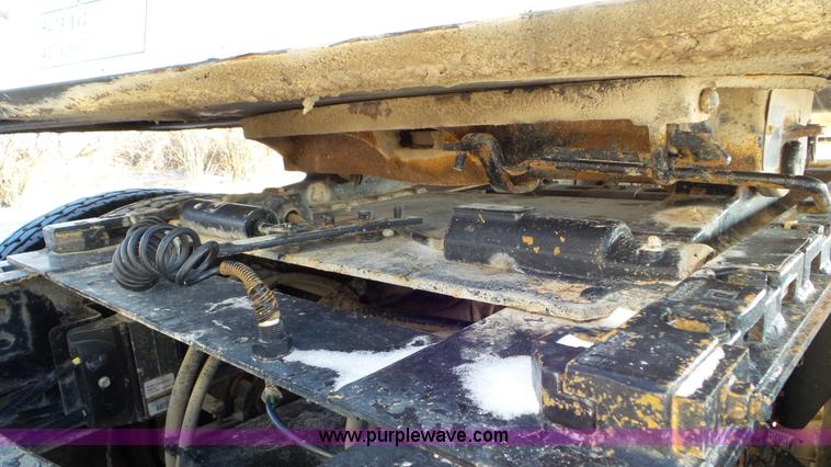 image for item J8396 2004 Freightliner Columbia semi truck