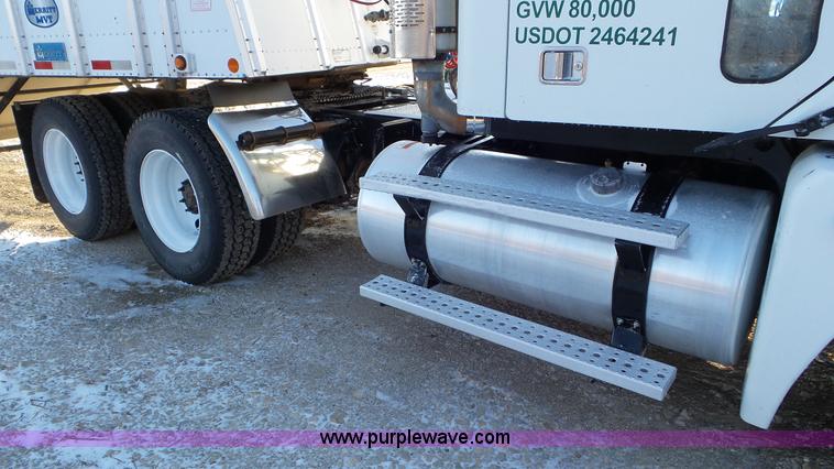 image for item J8396 2004 Freightliner Columbia semi truck