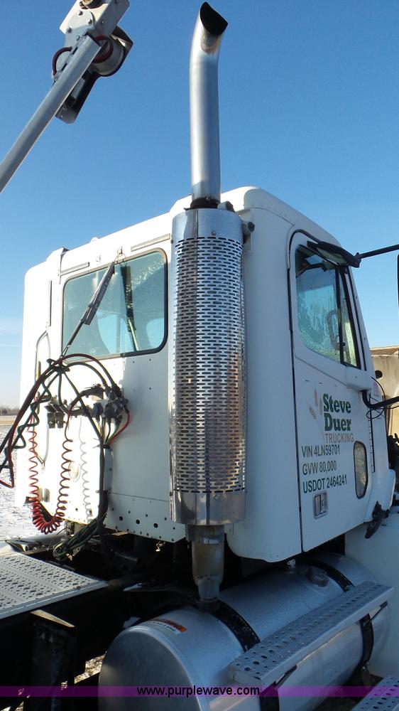 image for item J8396 2004 Freightliner Columbia semi truck