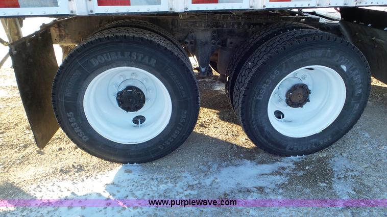 image for item J8396 2004 Freightliner Columbia semi truck