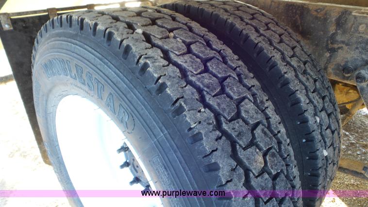 image for item J8396 2004 Freightliner Columbia semi truck