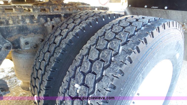 image for item J8396 2004 Freightliner Columbia semi truck