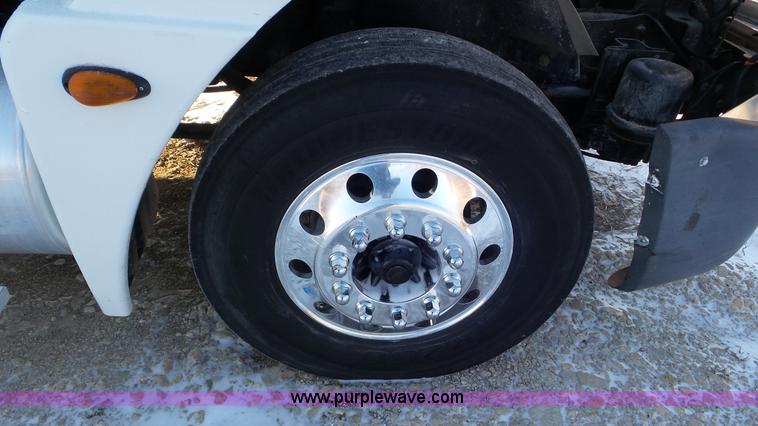 image for item J8396 2004 Freightliner Columbia semi truck