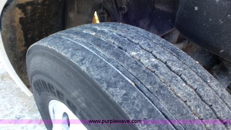 image for item J8396 2004 Freightliner Columbia semi truck