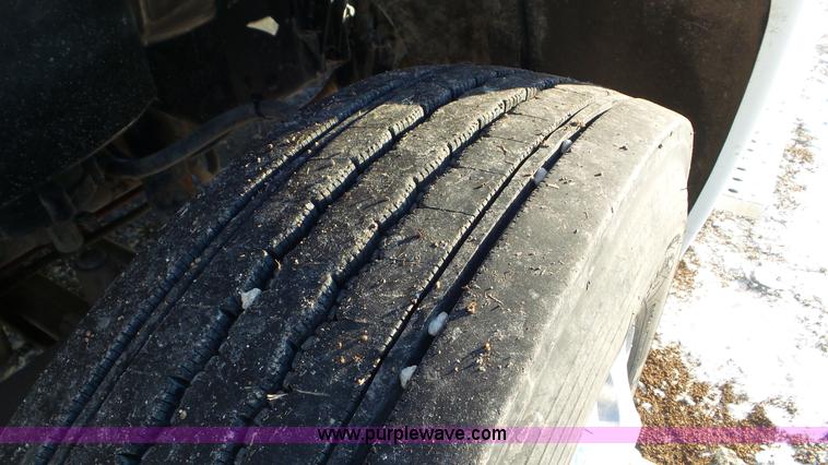 image for item J8396 2004 Freightliner Columbia semi truck