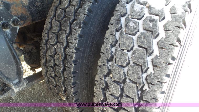 image for item J8396 2004 Freightliner Columbia semi truck