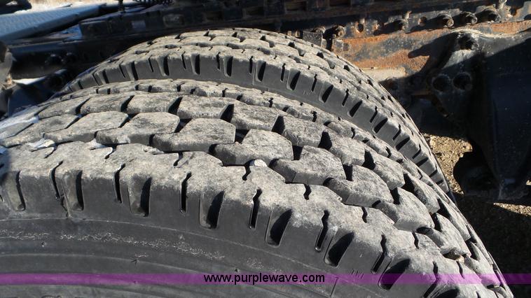 image for item J8396 2004 Freightliner Columbia semi truck