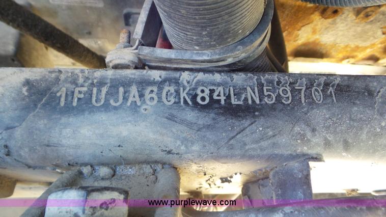 image for item J8396 2004 Freightliner Columbia semi truck