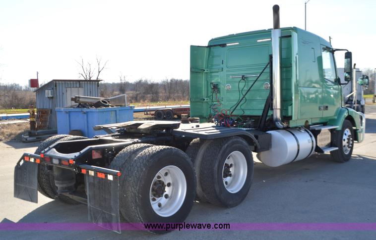 image for item K5371 2009 Volvo VNM semi truck