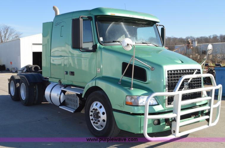 image for item K5371 2009 Volvo VNM semi truck