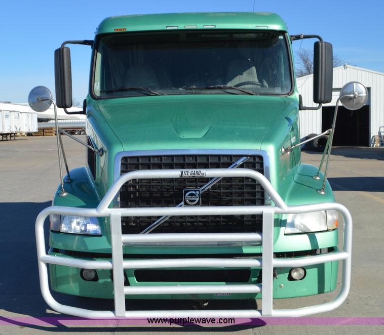 image for item K5371 2009 Volvo VNM semi truck