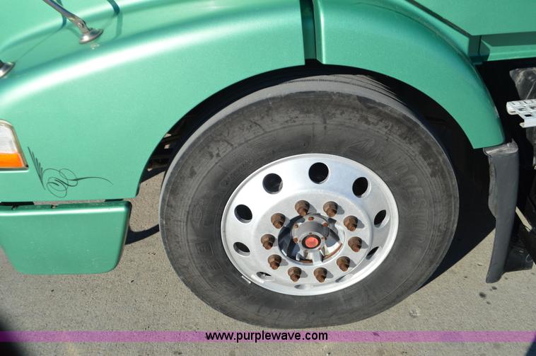 image for item K5371 2009 Volvo VNM semi truck