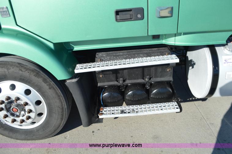 image for item K5371 2009 Volvo VNM semi truck