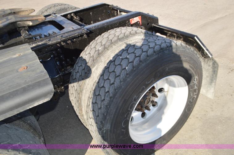 image for item K5371 2009 Volvo VNM semi truck