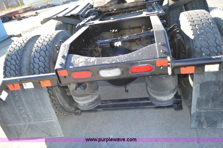 image for item K5371 2009 Volvo VNM semi truck