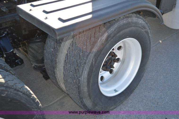 image for item K5371 2009 Volvo VNM semi truck