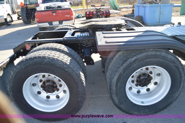 image for item K5371 2009 Volvo VNM semi truck